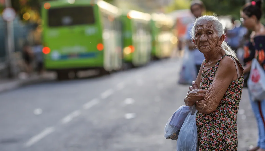 Senhora esperando seu ônibus 