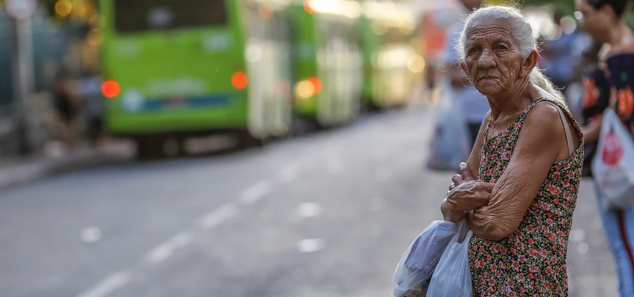 Senhora esperando seu ônibus 