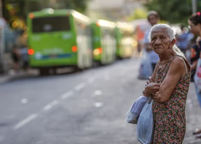 Senhora esperando seu ônibus 