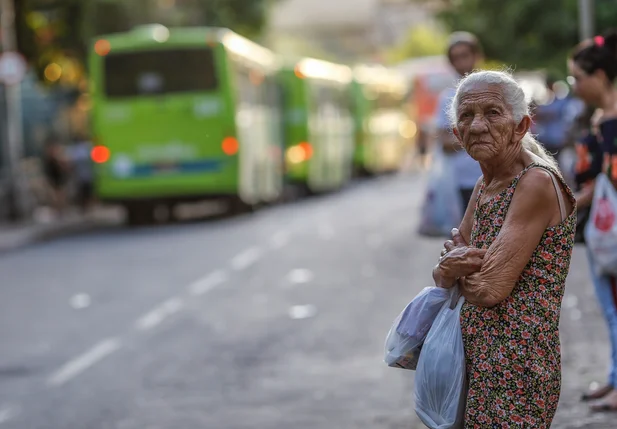 Senhora esperando seu ônibus 