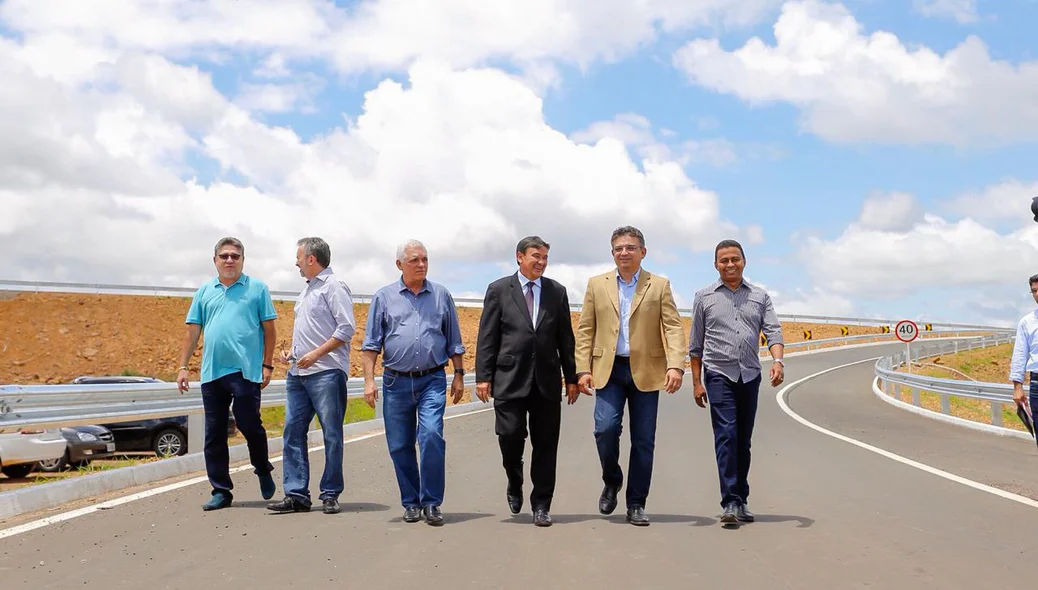 Wellington Dias e autoridades em caminhada no Rodoanel de Teresina