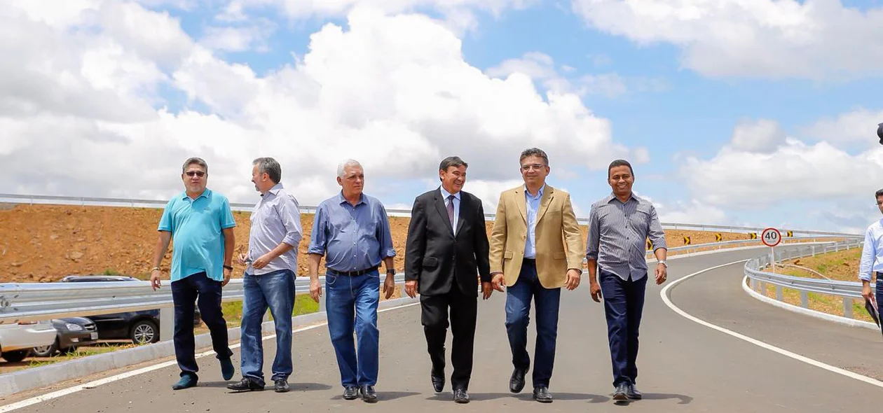Wellington Dias e autoridades em caminhada no Rodoanel de Teresina