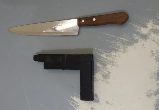 A Polícia Miliar apreendeu um simulacro de arma de fogo e um facão. 