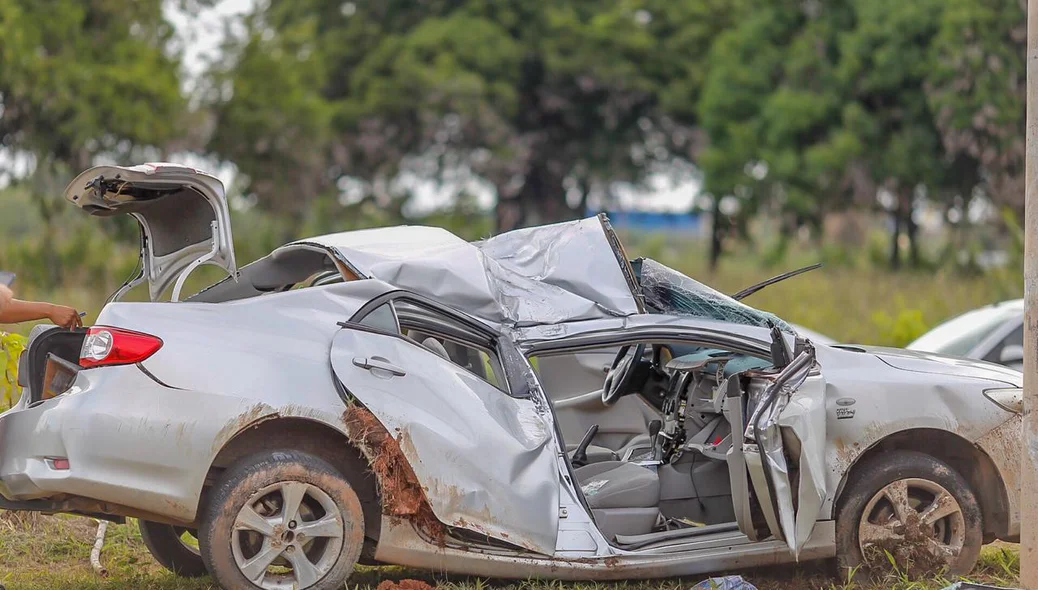 Carro ficou destruído