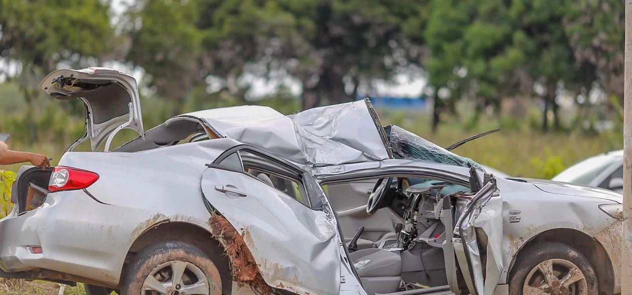Carro ficou destruído