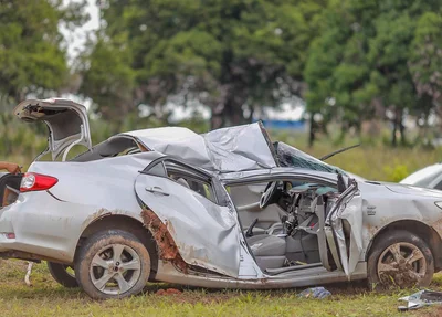 Carro ficou destruído