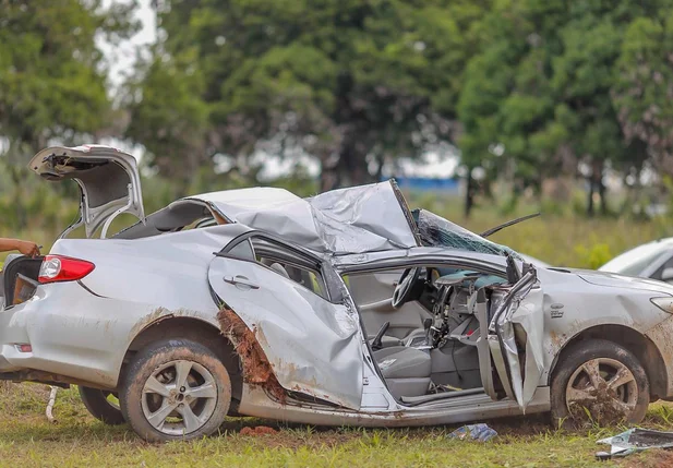 Carro ficou destruído