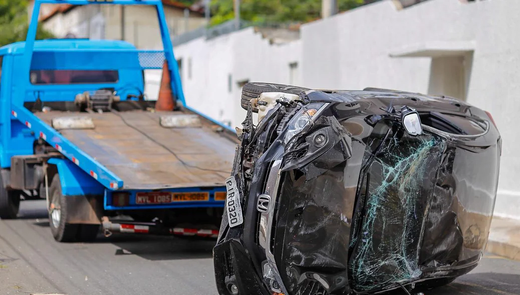 Honda Civic sendo rebocado