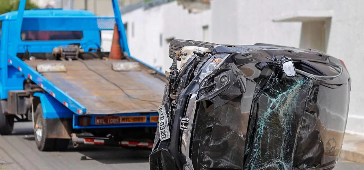 Honda Civic sendo rebocado