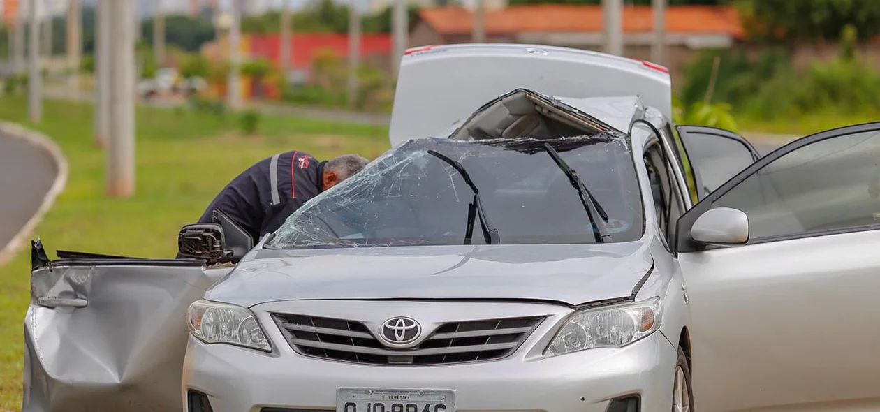 Corolla ficou destruído