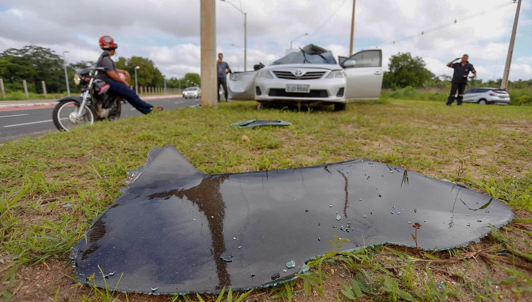 Estilhaços espalhados na Avenida Padre Humberto Pietrogrande