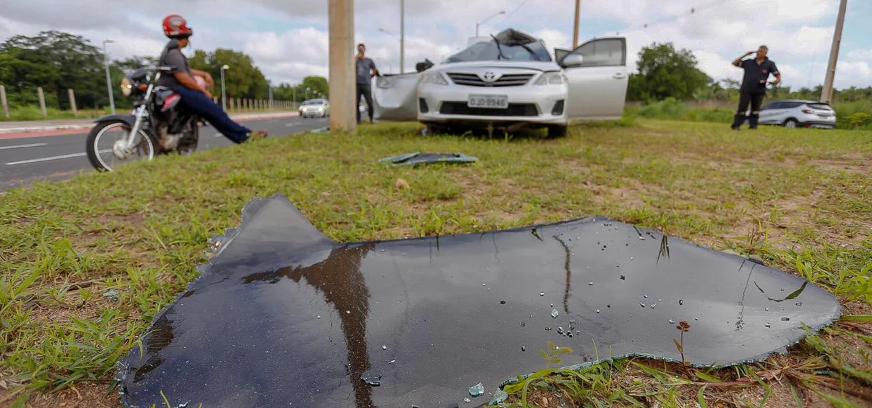 Estilhaços espalhados na Avenida Padre Humberto Pietrogrande