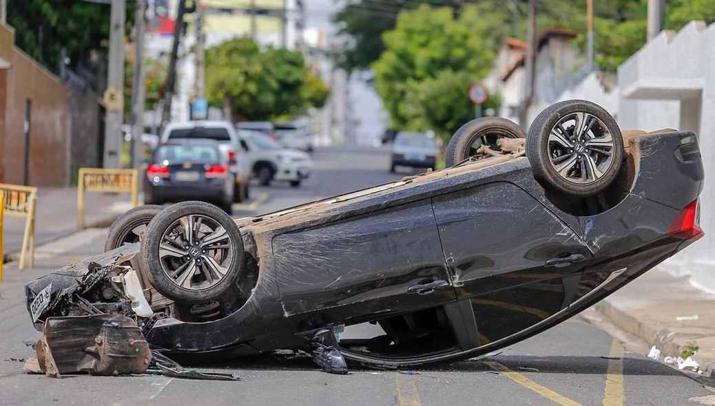 Honda Civic capotado após colisão