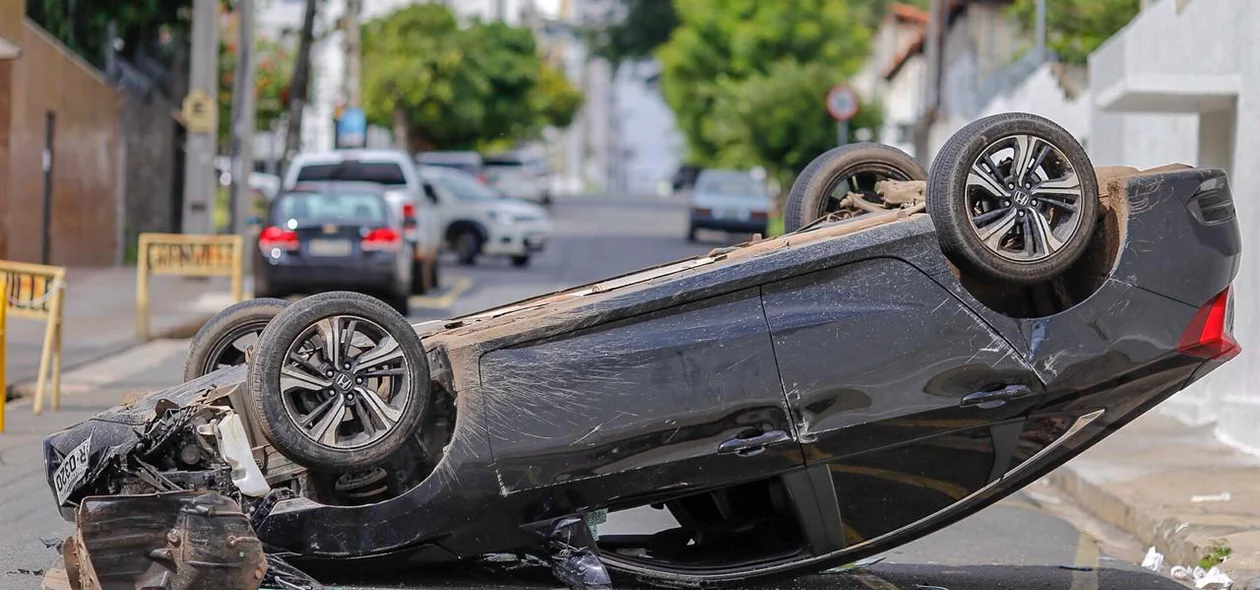 Honda Civic capotado após colisão