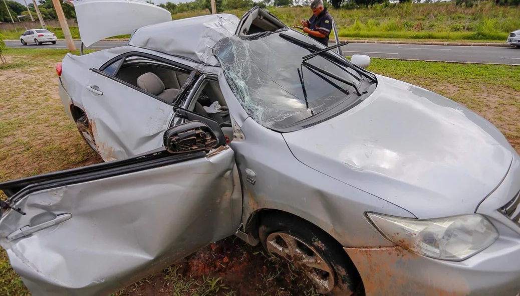 Motorista ficou ferido após colidir Corolla em poste 