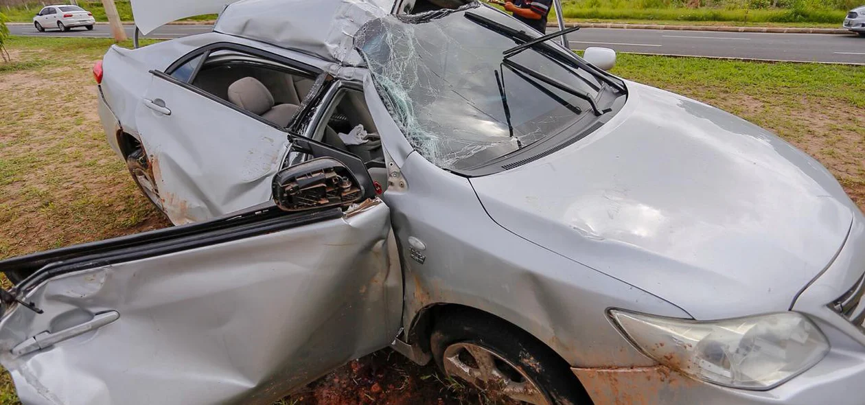 Motorista ficou ferido após colidir Corolla em poste 