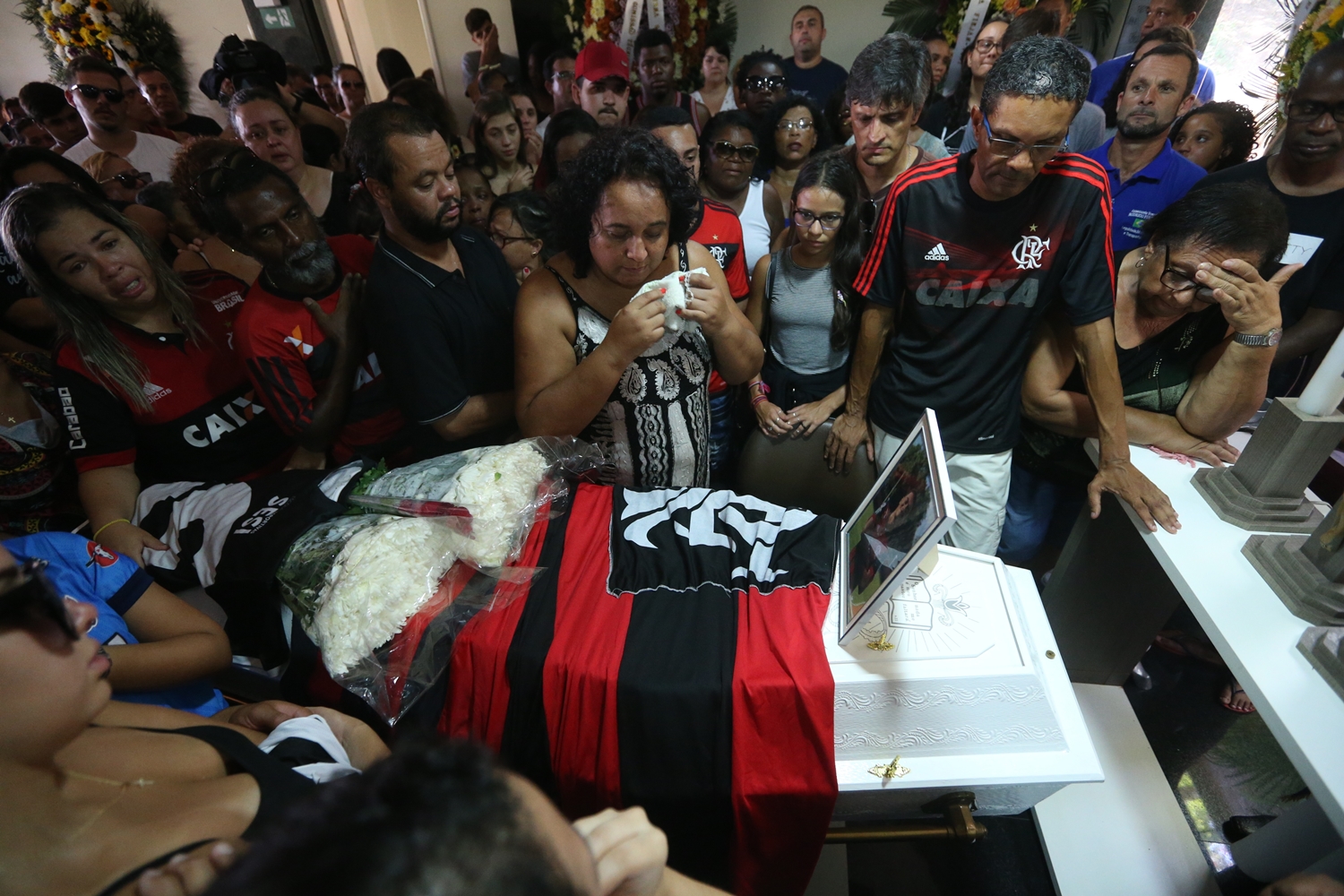 Parentes e amigos comovidos comparecem ao funeral do jovem Arthur Vinicius