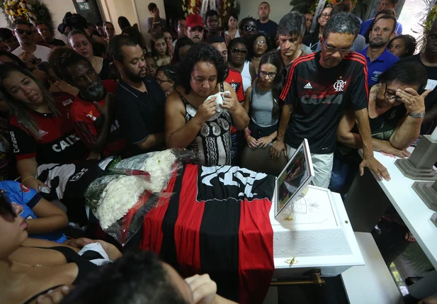 Parentes e amigos comovidos comparecem ao funeral do jovem Arthur Vinicius