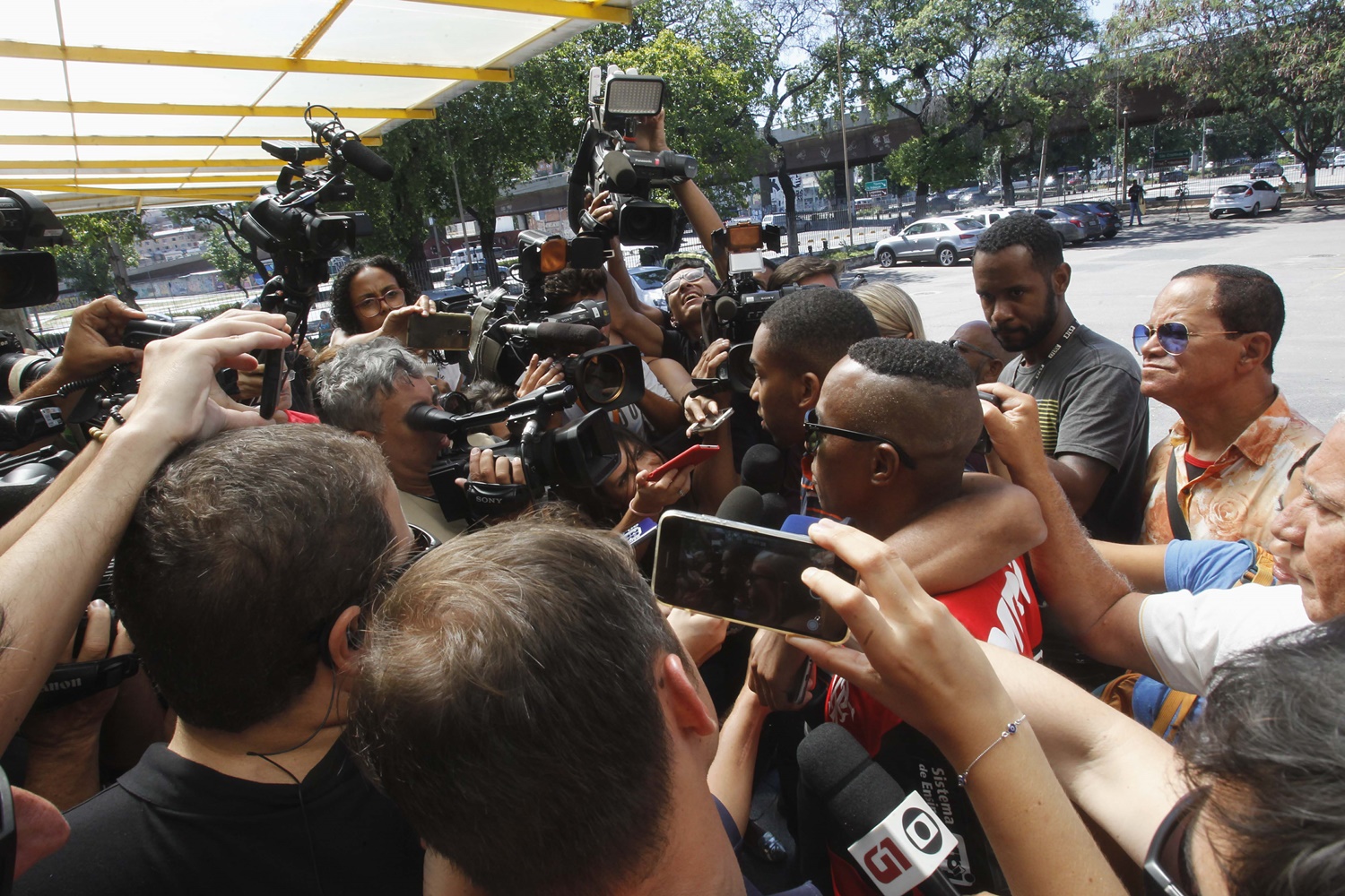 Vinicius e Arthur, primo e tio de Samuel Thomas Rosa, de 15 anos, chegam ao IML do Rio para reconhecimento do corpo do jogador do Flamengo