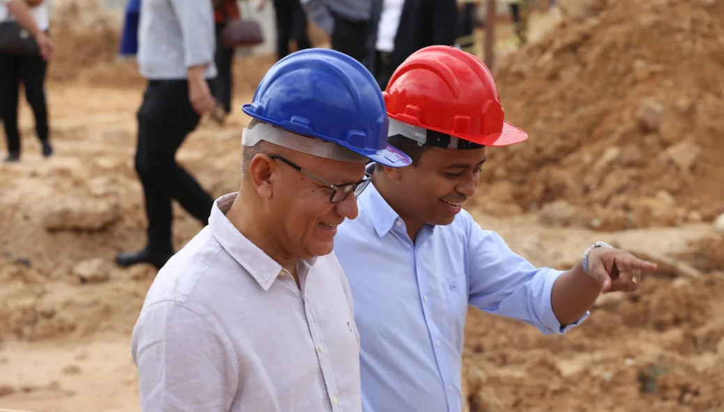 Franzé Silva e Francisco Costa em visita a nova maternidade de Teresina