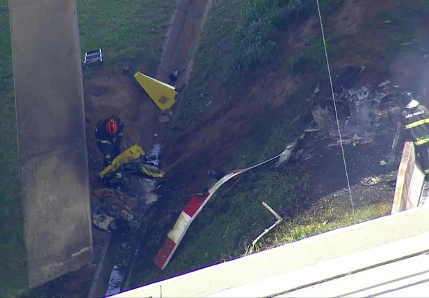 Helicóptero caiu na rodovia Anhanguera, em São Paulo