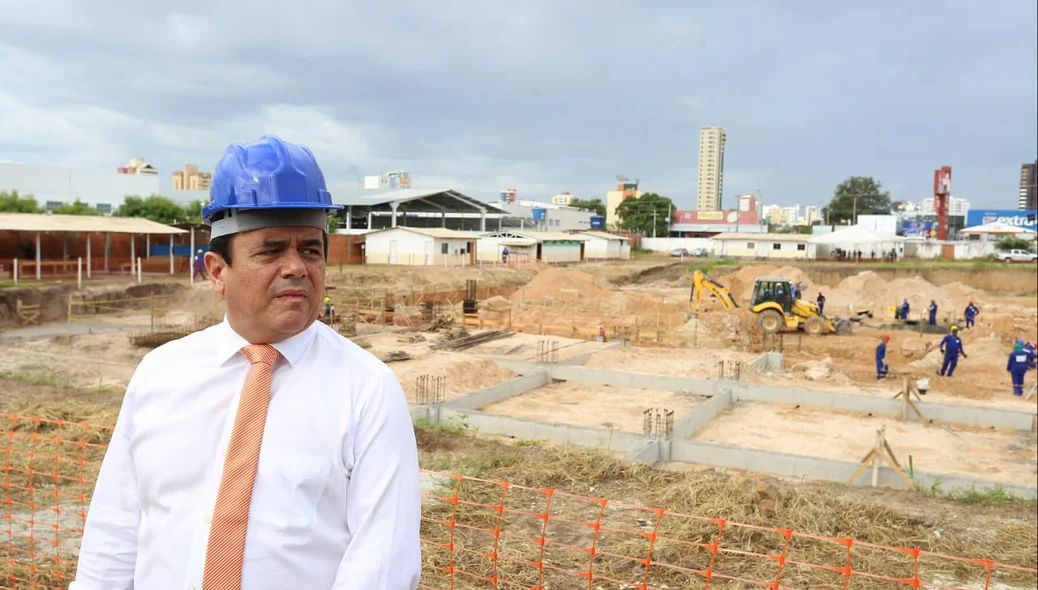 Henrique Pires durante visita a nova maternidade de Teresina