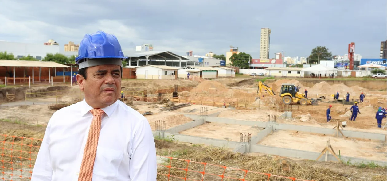 Henrique Pires durante visita a nova maternidade de Teresina