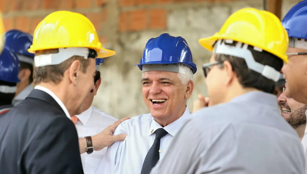 Themístocles Filho durante visita a obras de construção da nova maternidade de Teresina