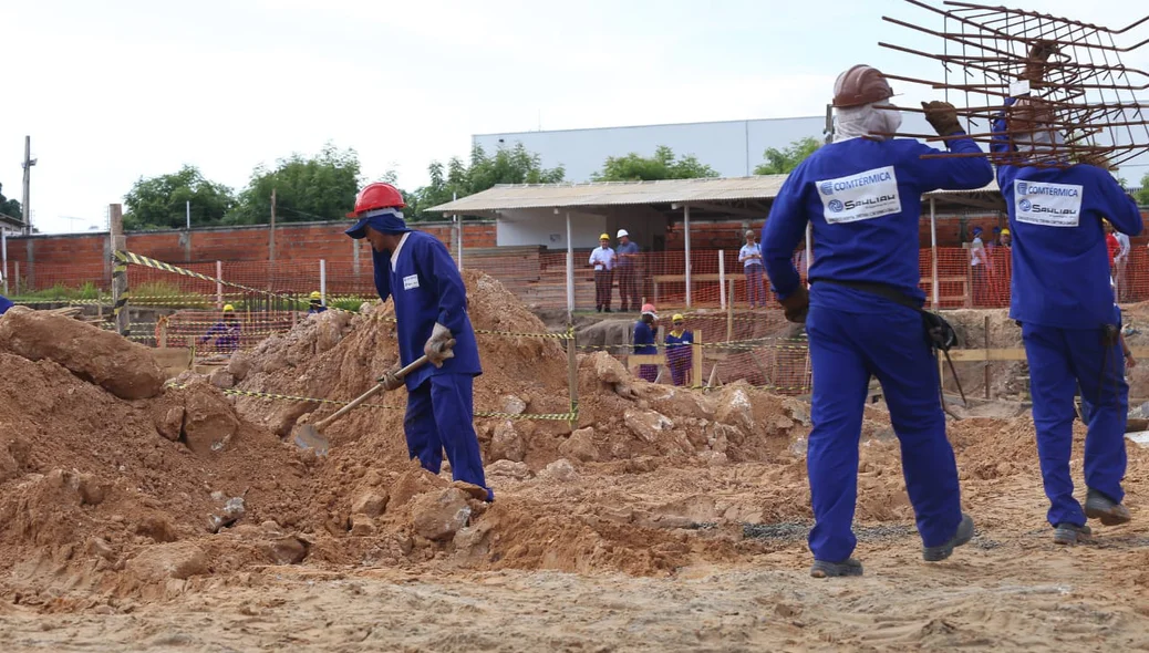 Trabalhadores na construção da nova maternidade de Teresina