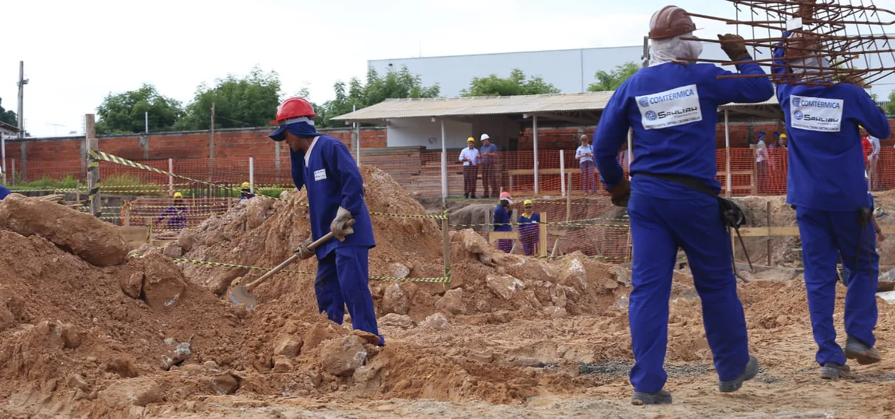 Trabalhadores na construção da nova maternidade de Teresina