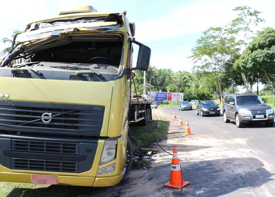 Veículo foi destombado por volta de 9h desta segunda-feira