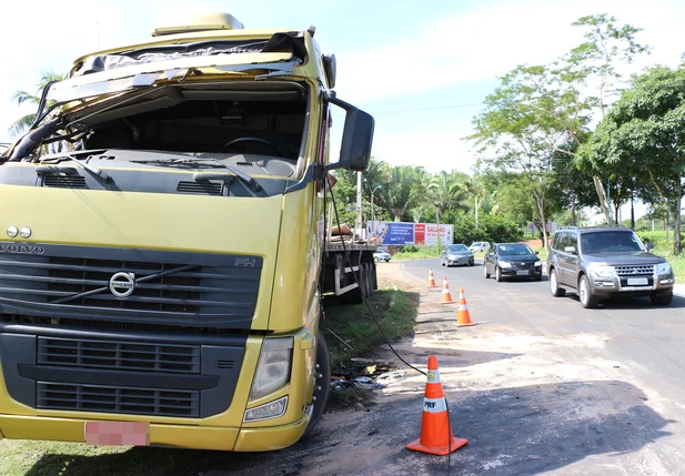 Veículo foi destombado por volta de 9h desta segunda-feira