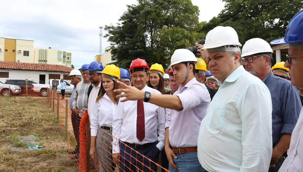 Wellington Dias visita nova maternidade de Teresina