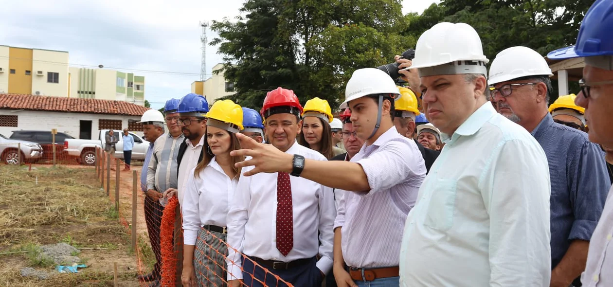 Wellington Dias visita nova maternidade de Teresina