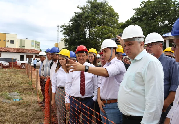 Wellington Dias visita nova maternidade de Teresina