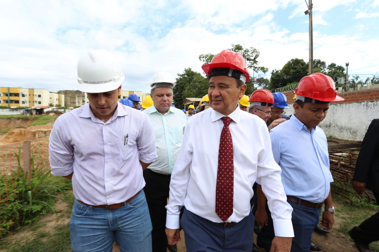 Wellington Dias visita obras de construção da maternidade de Teresina