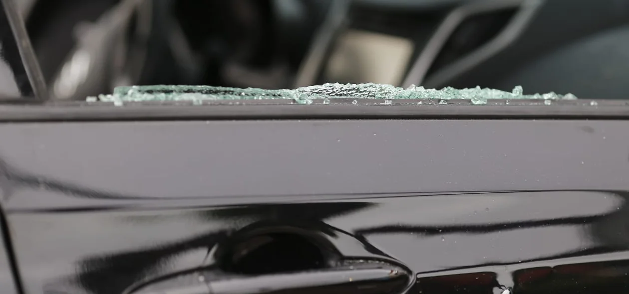 Carro utilizado pelos criminosos foi alvejado com diversos disparos