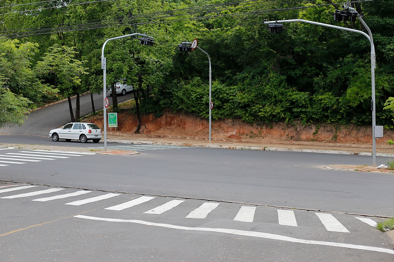 Cruzamento da Avenida Fernando de Noronha com Avenida Duque de Caxias