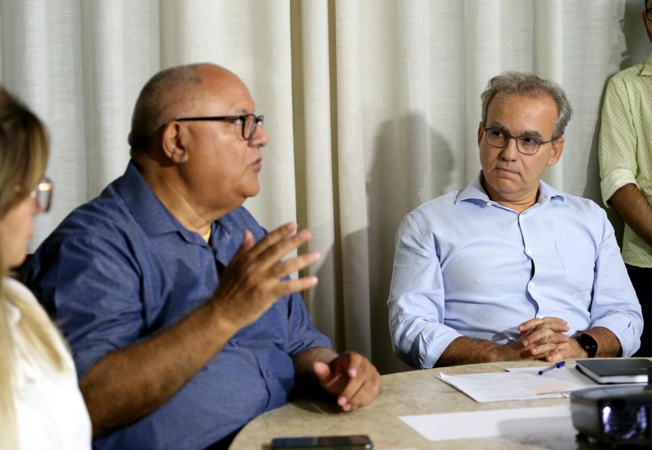 Kléber Montezuma ao lado de Firmino durante apresentação de projeto