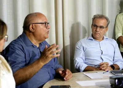Kléber Montezuma ao lado de Firmino durante apresentação de projeto