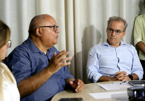 Kléber Montezuma ao lado de Firmino durante apresentação de projeto