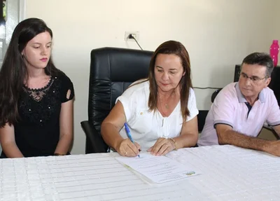 Prefeita assina ato de posse do secretário, agora exonerado