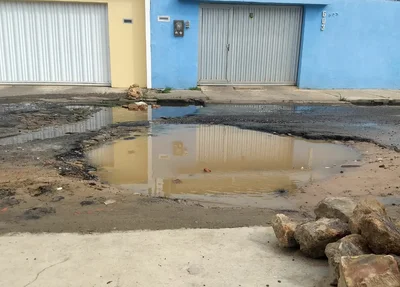 Buraco na Rua Murilo Braga, no bairro São Pedro