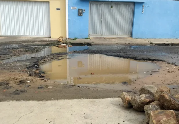 Buraco na Rua Murilo Braga, no bairro São Pedro