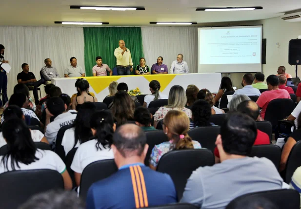 Discussão sobre implantação do Plano de Saneamento Básico em Altos