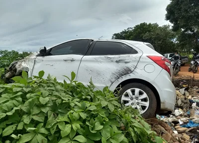 Veículo ficou destruído
