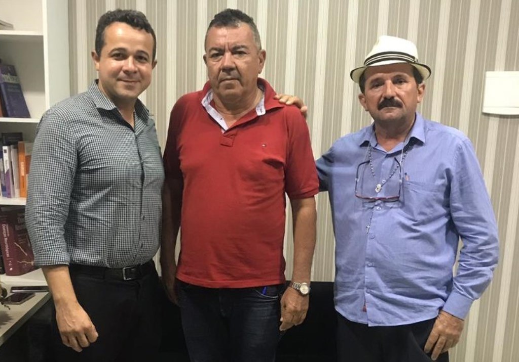 Vereador José Omar (de camisa vermelha) com o prefeito Pé Trocado e o vice Naerton Moura