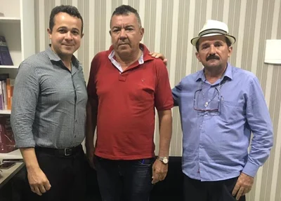 Vereador José Omar (de camisa vermelha) com o prefeito Pé Trocado e o vice Naerton Moura
