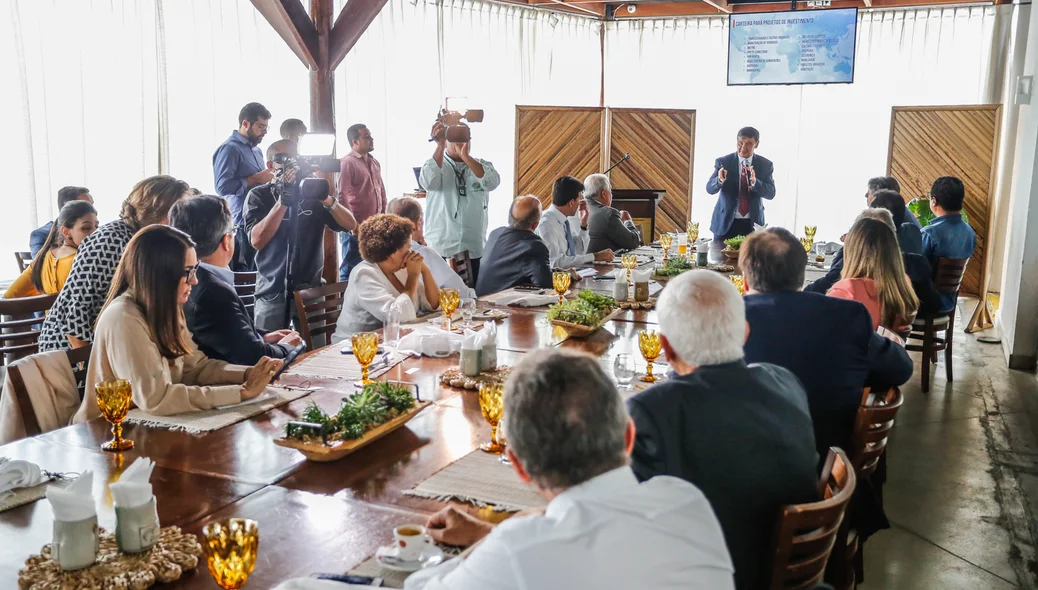 Wellington Dias conversa com os presentes
