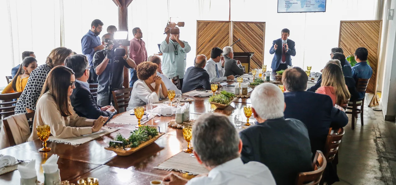 Wellington Dias conversa com os presentes